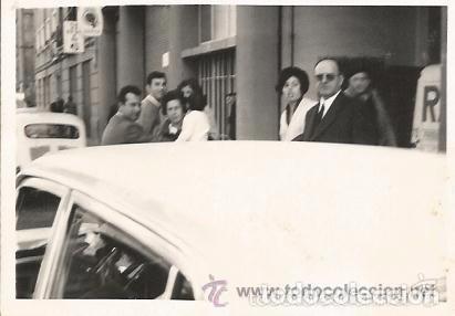 Alte Fotografie: == A621 - FOTOGRAFIA - GRUPO DE GENTE DETRAS DE UN COCHE