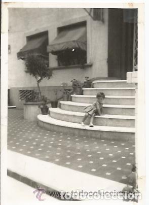 Fotografia antiga: == A653 - FOTOGRAFIA - NI&Ntilde;A SENTADA EN UNA ESCALERA