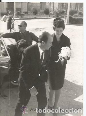 Antique Photography: == A675 - FOTOGRAFIA - PAREJA DE NOVIOS BAJANDO DE UN COCHE