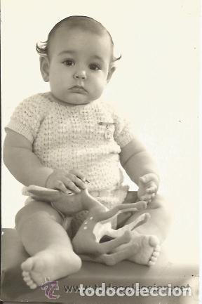 Alte Fotografie: == A677 - FOTOGRAFIA - PRECIOSO BEBE CON UN JUGUETE EN LA MANO