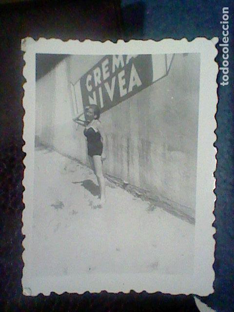 Photographie ancienne: CREMA NIVEA PROMOCION PINTADA PARED FOTO PARTICULAR MUCHACHA 50&acute;S