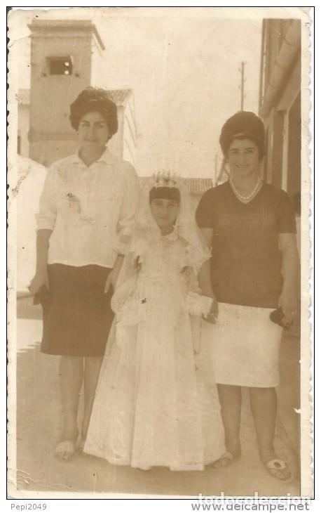 Alte Fotografie: :::: PV42 - FOTOGRAFIA - NI&Ntilde;A DE PRIMERA COMUNION CON FAMILIARES