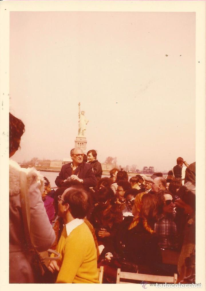 Fotografia antiga: :::: C51 - FOTOGRAFIA - GRUPO DE GENTE, AL FONDO LA ESTATUA DE LA LIBERTAD