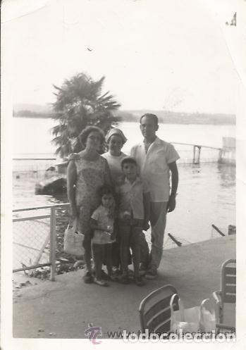 Fotograf&iacute;a antigua: :::: C61 - FOTOGRAFIA - GRUPO FAMILIAR EN EL LAGO DE BA&Ntilde;OLES - 1970