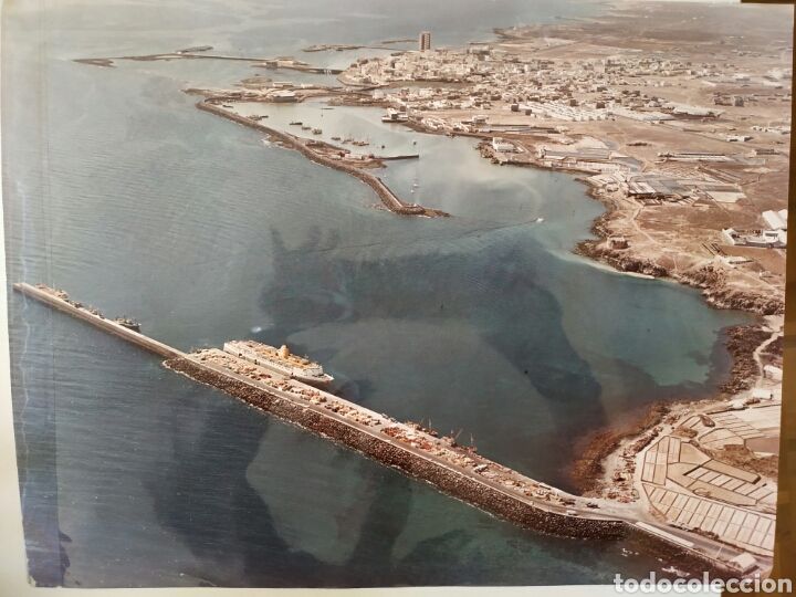 Fotograf&iacute;a antigua: Foto aerea Arrecife de Lanzarote, Islas Canarias. Medidas 39 x 30 cm.