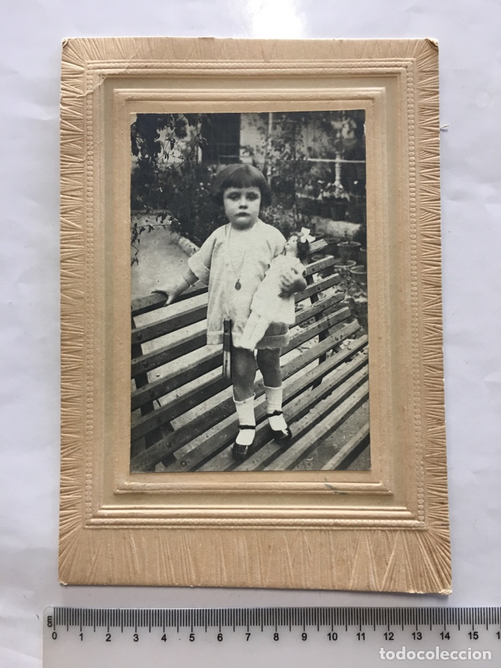 Fotografia antica: NI&Ntilde;A CON MU&Ntilde;ECA EN EL PARQUE. FOTOG. AN&Oacute;NIMO. H. 1950?