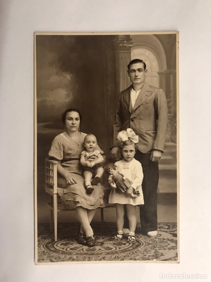 Fotograf&iacute;a antigua: VALENCIA. Fot&oacute;grafo R. Rosell. Retrato de estudio. Familia Posando... (h.1920?)