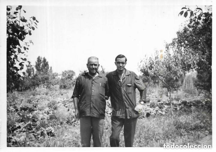 Antique Photography: == NA260 - FOTOGRAFIA - DOS SE&Ntilde;ORES EN EL CAMPO