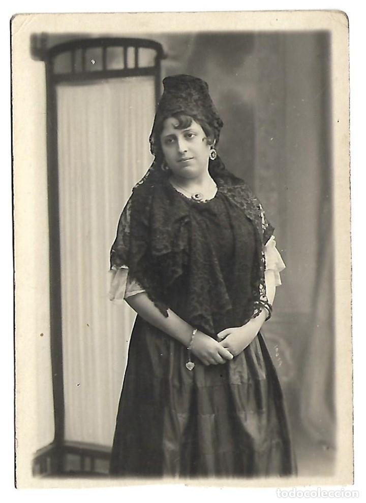 Fotografia antiga: 710- EXTRAORDINARIA FOTOGRAFIA ANTIGUA-DE UNA DAMA CON PEINETA Y MANTILLA  -FOTO-