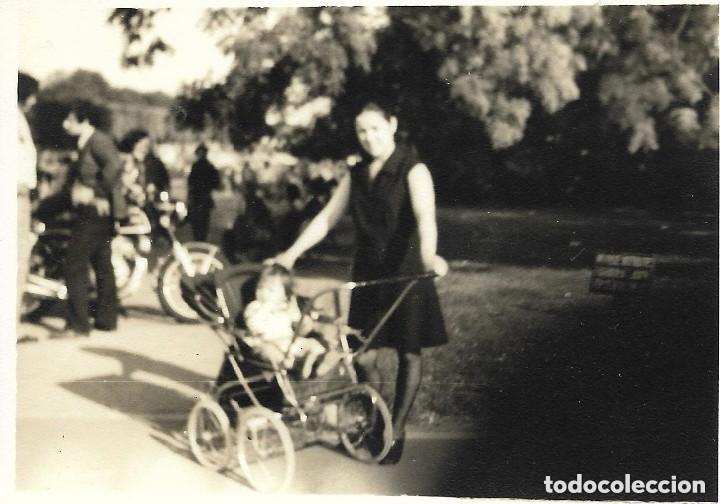 Antique Photography: == NA322 - FOTOGRAFIA - SE&Ntilde;ORA CON UNA NI&Ntilde;ITA EN SU SILLITA