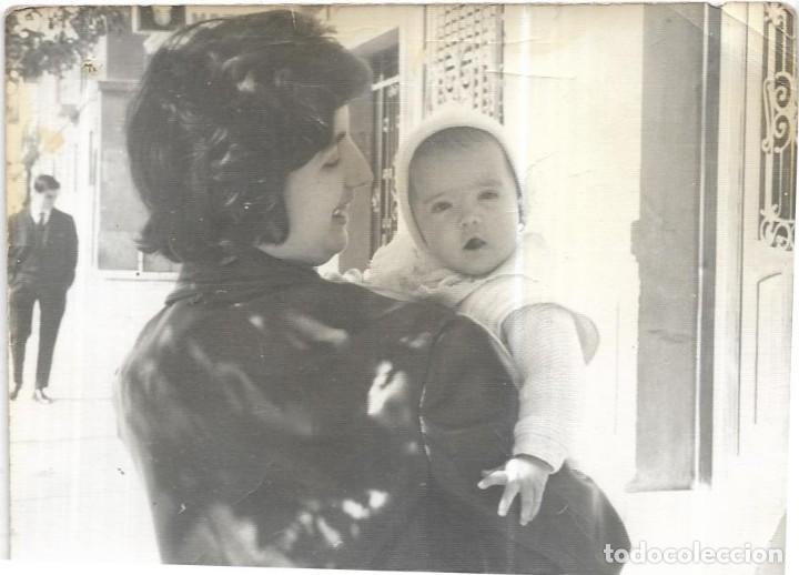 Fotografia antiga: == NA23 - FOTOGRAFIA - SE&Ntilde;ORA CON UN BEB&Eacute; EN BRAZOS