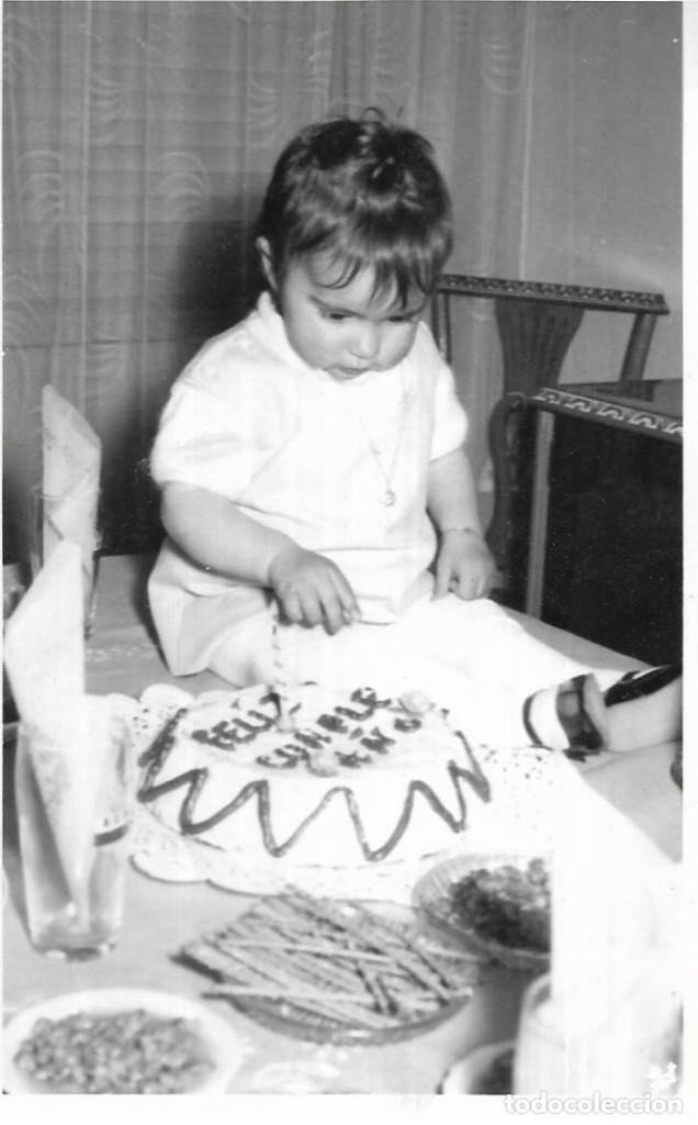 Fotografia antiga: == NA25 - FOTOGRAFIA - NI&Ntilde;ITA CON SU TARTA DE CUMPLEA&Ntilde;OS