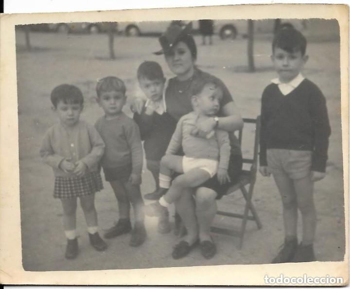 Fotografia antiga: == NA337 - FOTOGRAFIA - SE&Ntilde;ORA CON VARIOS NI&Ntilde;OS