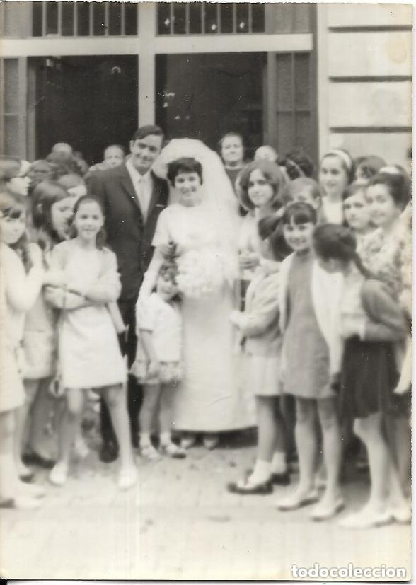 Fotografia antiga: == NA345 - FOTOGRAFIA - PAREJA DE NOVIOS CON SUS INVITADOS