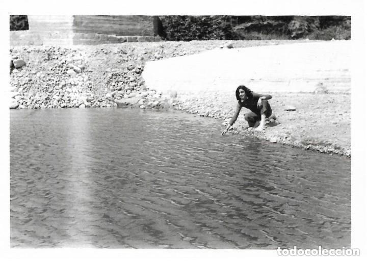 Fotografia antiga: == NA352 - FOTOGRAFIA - JOVEN JUNTO A UN RIO