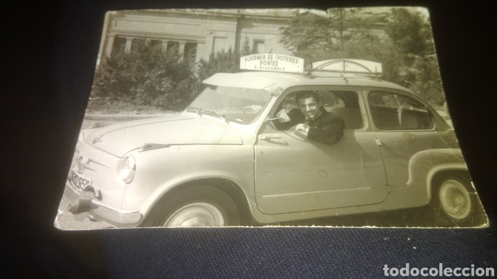 Fotograf&iacute;a antigua: SEAT 600. ACADEMIA DE CHOFERES. A&Ntilde;OS 50. FOTO LUIS DE GARRO BARCENONA. ALGUNA ARRUGA EN LA FOTO.