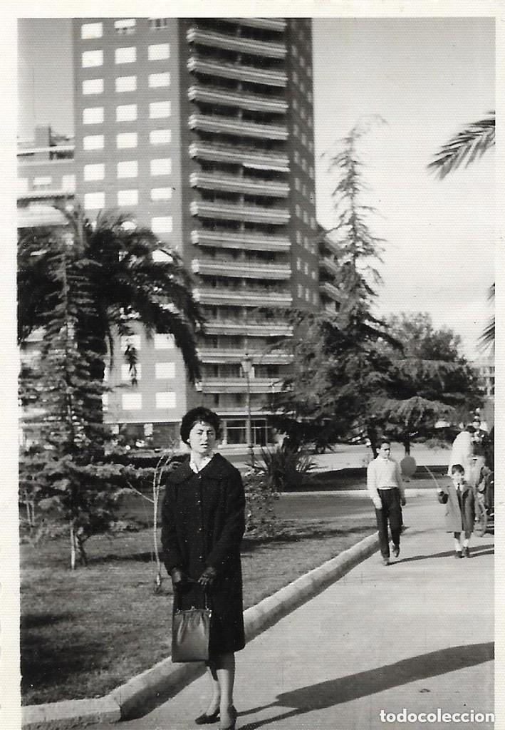 Fotografia antiga: == NA357 - FOTOGRAFIA - SE&Ntilde;ORA DELANTE DE UN EDIFICIO