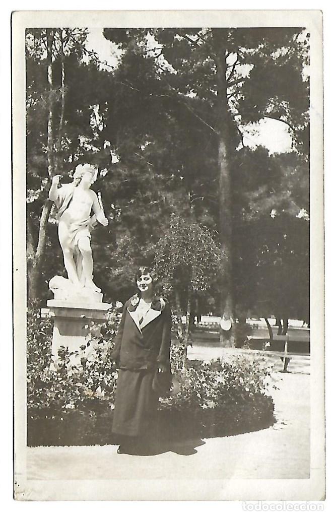 Fotografia antiga: 710- EXTRAORDINARIA FOTOGRAFIA ANTIGUA-DE UNA DAMA EN LA ROSALEDA ( el retiro ) EL 25 - 5 - 1923