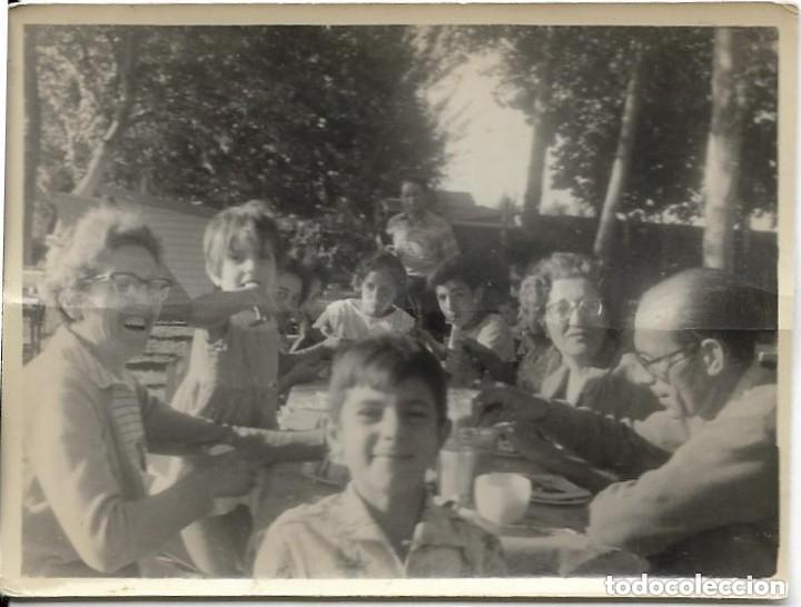 Fotografia antiga: == NA374 - FOTOGRAFIA - GRUPO FAMILIAR EN UNA COMIDA