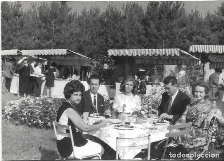 Fotografia antiga: == NA379 - FOTOGRAFIA - GRUPO DE AMIGOS EN UNA COMIDA