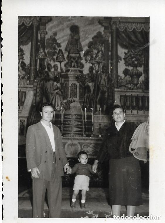 Fotografia antiga: == NA398 - FOTOGRAFIA - FAMILIA DELANTE DEL ALTAR DE LA VIRGEN