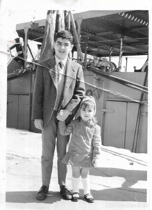 Fotografia antiga: :::: NA411 - FOTOGRAFIA - JOVENCITO CON UNA NI&Ntilde;A DE LA MANO