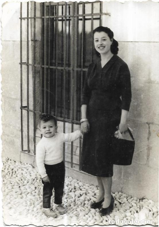Fotografia antiga: == NA416 - FOTOGRAFIA - SE&Ntilde;ORA CON UN NI&Ntilde;ITO DE LA MANO