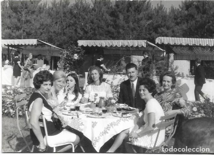 Fotografia antiga: == NA417 - FOTOGRAFIA - GRUPO DE AMIGOS EN UNA COMIDA