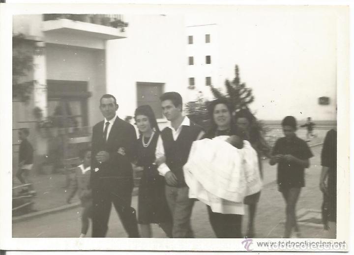 Fotografia antiga: == NA432 - FOTOGRAFIA - GRUPO DE GENTE EN UN BAUTIZO