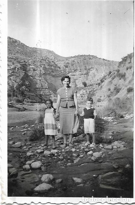 Fotografia antiga: *** AM689 - FOTOGRAFIA - SE&Ntilde;ORA CON SUS NI&Ntilde;OS EN EL MONTE