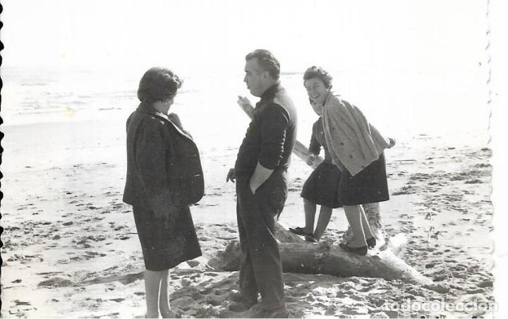 Fotografia antiga: == NA462 - FOTOGRAFIA - AMIGOS JUNTO AL MAR