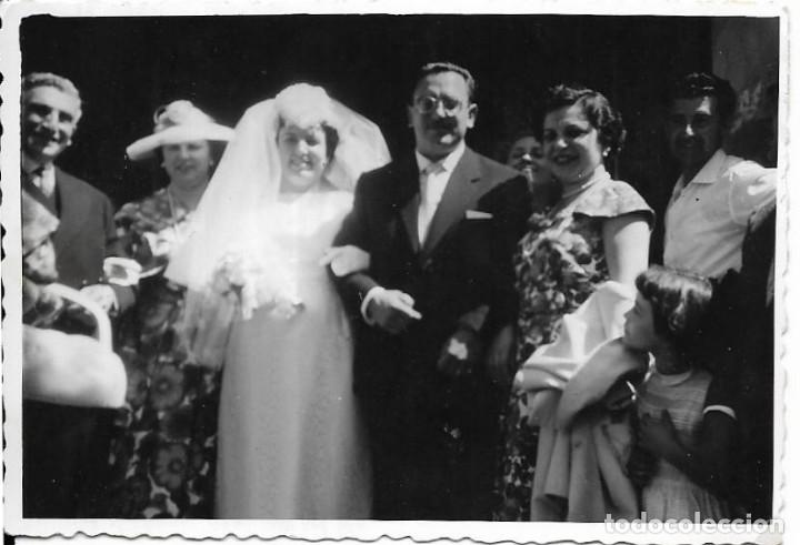 Fotografia antiga: == NA463 - FOTOGRAFIA - PAREJA DE NOVIOS CON SU FAMILIA