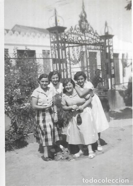 Fotografia antiga: == NA473 - FOTOGRAFIA - GRUPO DE AMIGAS - 1954