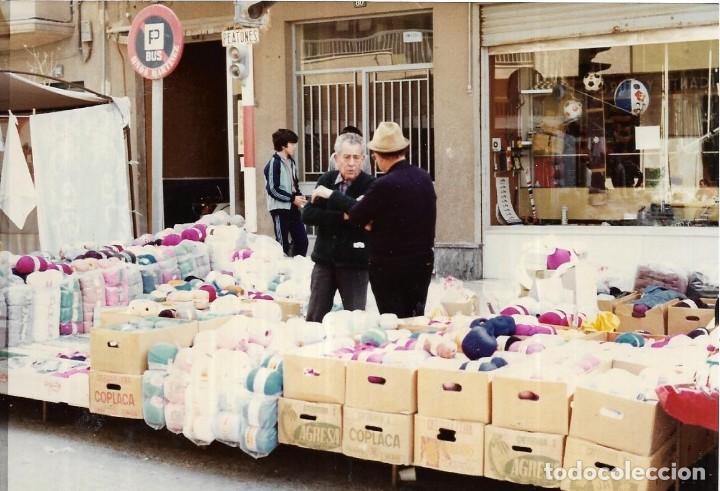 Fotograf&iacute;a antigua: == B741 - FOTOGRAFIA - PUESTO EN UN MERCADILLO