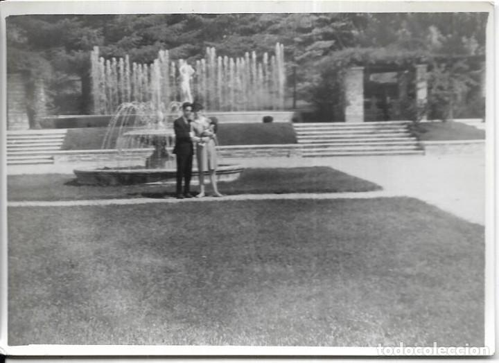 Fotograf&iacute;a antigua: == NA481 - FOTOGRAFIA - PAREJA JUNTO A UNA FUENTE