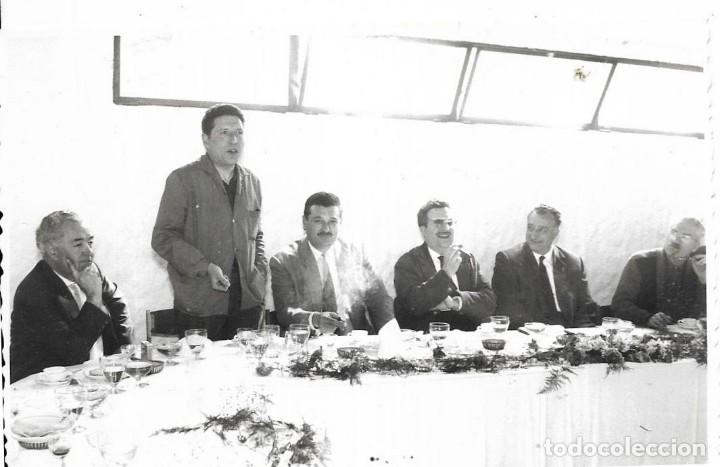 Fotograf&iacute;a antigua: == NA58 - FOTOGRAFIA - GRUPO DE AMIGOS EN UN BANQUETE