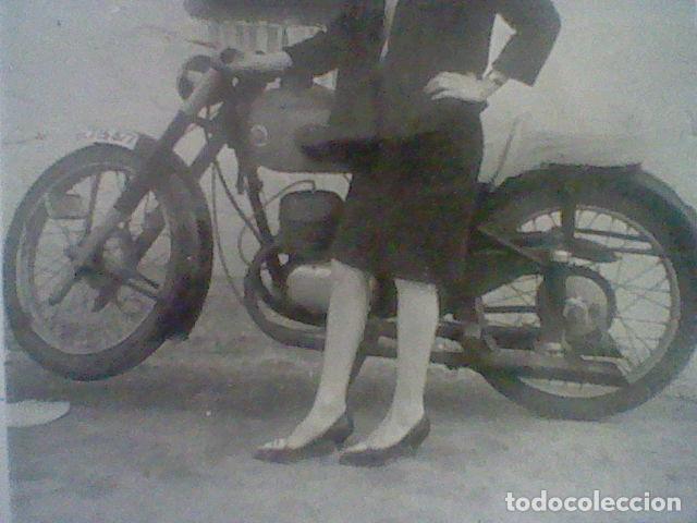 Fotograf&iacute;a antigua: MONTESA MUCHACHA POSANDO CON MOTO FOTO PARTICULAR ANTIGUA VINTAGE