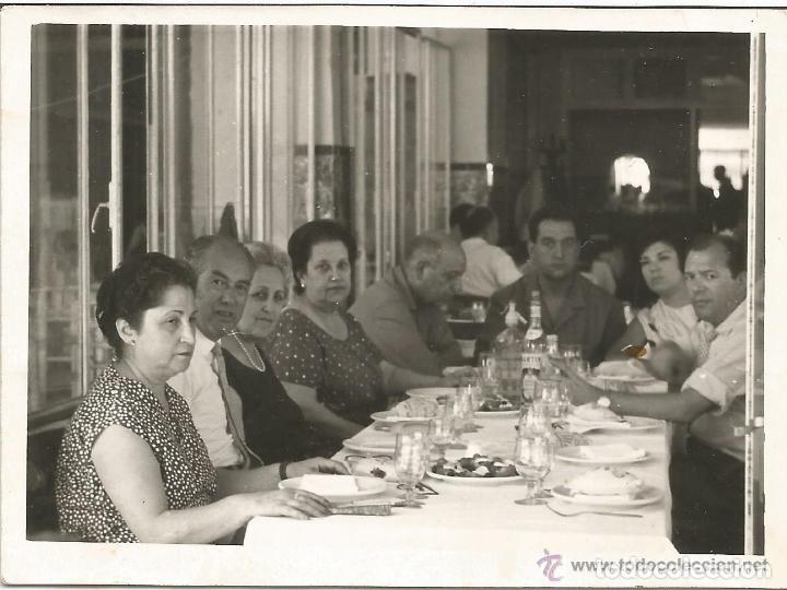 Fotograf&iacute;a antigua: == NA493 -FOTOGRAFIA - GRUPO DE AMIGOS EN UNA COMIDA