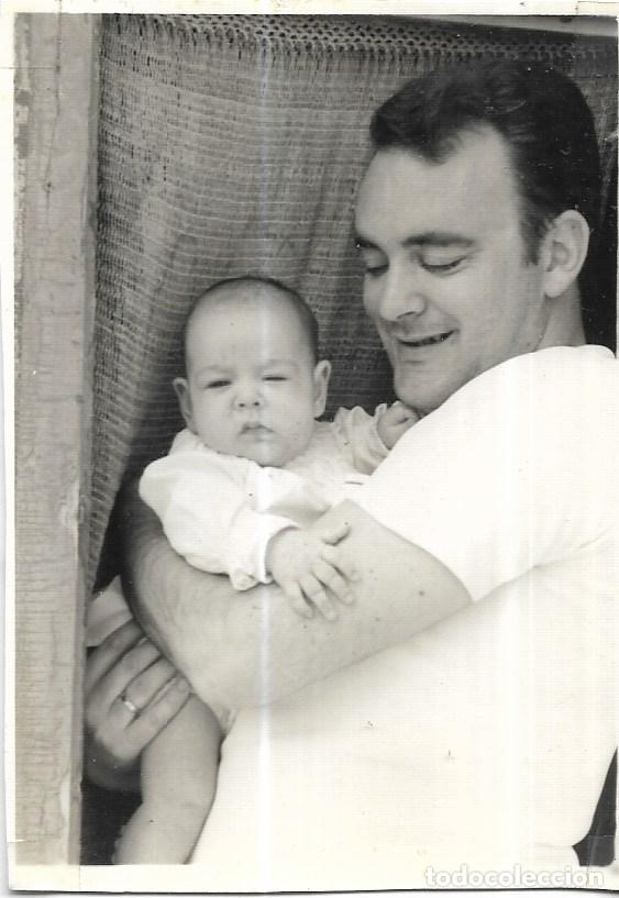 Fotograf&iacute;a antigua: == NA497 - FOTOGRAFIA - SE&Ntilde;OR CON BEBE EN BRAZOS