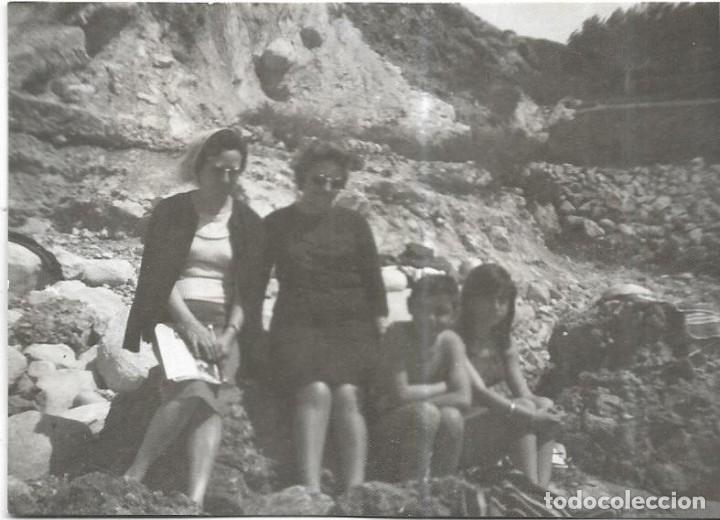 Fotograf&iacute;a antigua: == NA525 - FOTOGRAF&Iacute;A - DOS MUJERES Y DOS NI&Ntilde;OS SENTADOS EN LA COSTA