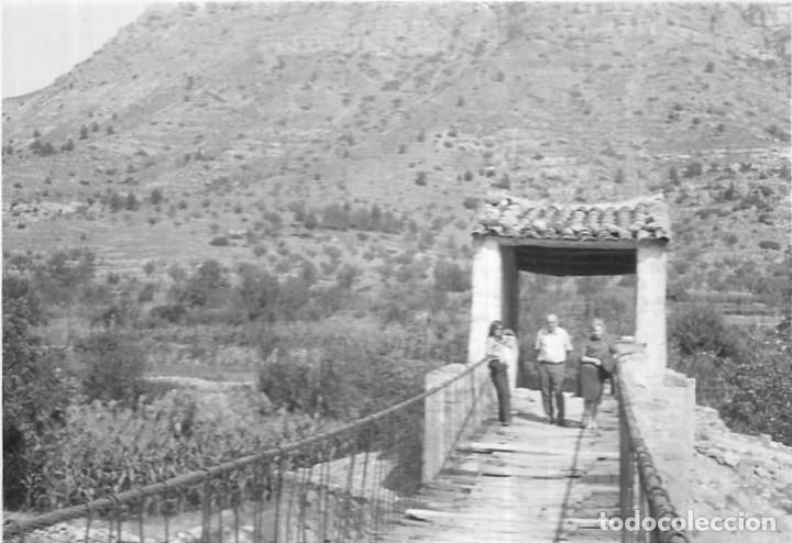 Fotograf&iacute;a antigua: == NA528 - FOTOGRAF&Iacute;A - TRES PERSONAS EN UN PUENTE