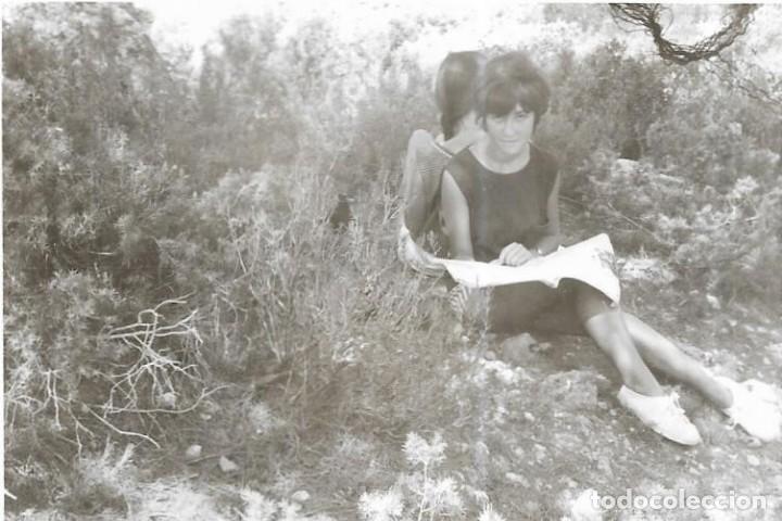 Fotograf&iacute;a antigua: == NA545 - FOTOGRAF&Iacute;A - BONITA JOVEN SENTADA EN EL SUELO