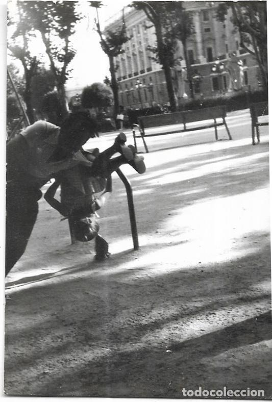 Fotograf&iacute;a antigua: == NA550 - FOTOGRAF&Iacute;A - HOMBRE Y NI&Ntilde;A JUGANDO