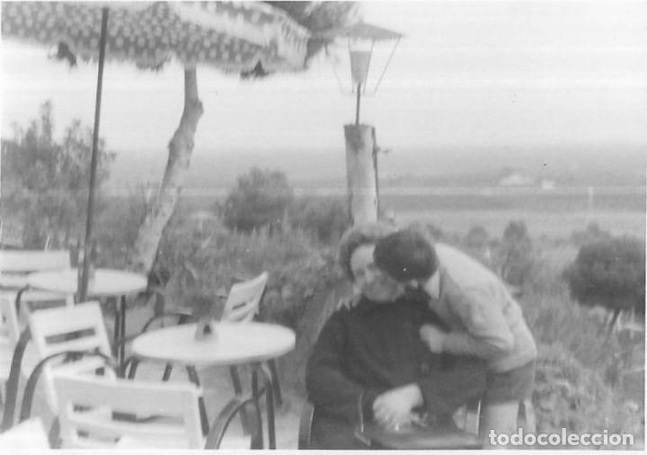 Fotograf&iacute;a antigua: ==NA571 - FOTOGRAF&Iacute;A - NIETO BESANDO A SU ABUELA