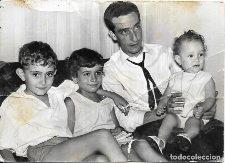 Fotograf&iacute;a antigua: ==NA578 - FOTOGRAF&Iacute;A - HOMBRE CON BEBE EN BRAZOS Y PAREJITA DE NI&Ntilde;OS
