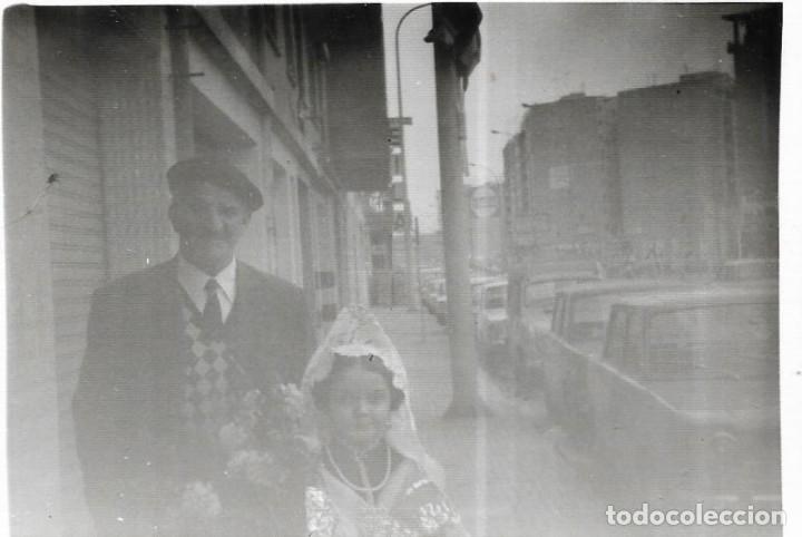 Fotografia antiga: ==NA600 - FOTOGRAF&Iacute;A - SE&Ntilde;OR Y NI&Ntilde;A VESTIDA CON TRAJE REGIONAL