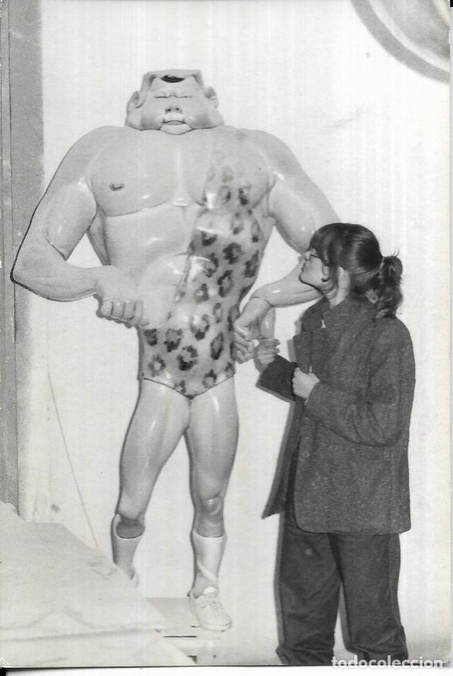 Fotografia antiga: ==NA601 - FOTOGRAF&Iacute;A - JOVEN CHICA CON GRAN FIGURA DE UN FORZUDO