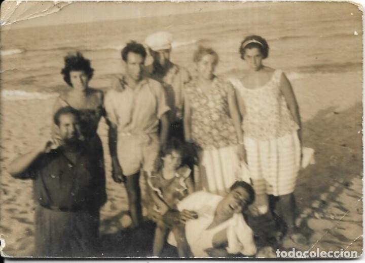 Fotografia antiga: ==NA602 - FOTOGRAF&Iacute;A - GRUPO DE AMIGOS EN LA PLAYA