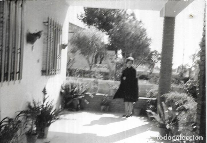 Fotografia antiga: ==NA603 - FOTOGRAF&Iacute;A - MUJER EN UN PORCHE