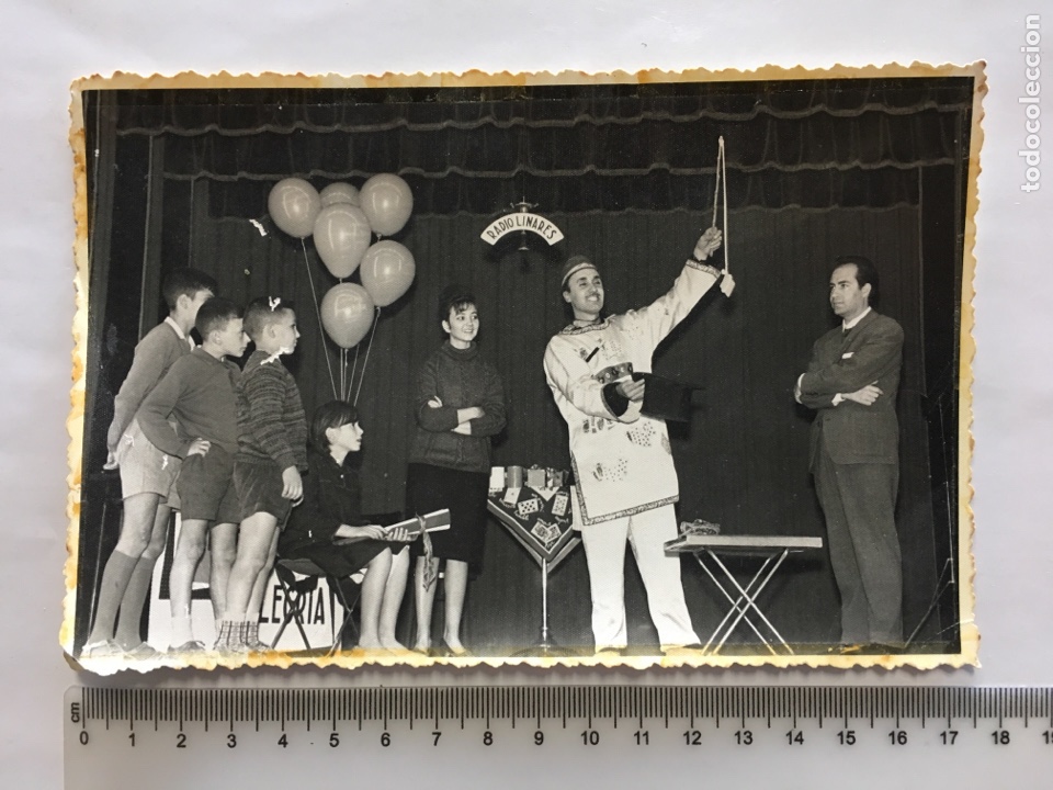 Fotograf&iacute;a antigua: FOTO. ACTUACI&Oacute;N DEL MAGO E ILUSIONISTA MAY ROYER EN RADIO LINARES. REPORTAJES ESPEJO. A&Ntilde;O 1962.